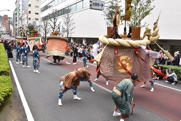 重さが130～150kgもある傘鉾をたったひとりで回す傘鉾回し。沿道からは「フトーマワレ(大きく回れ)」の声援も