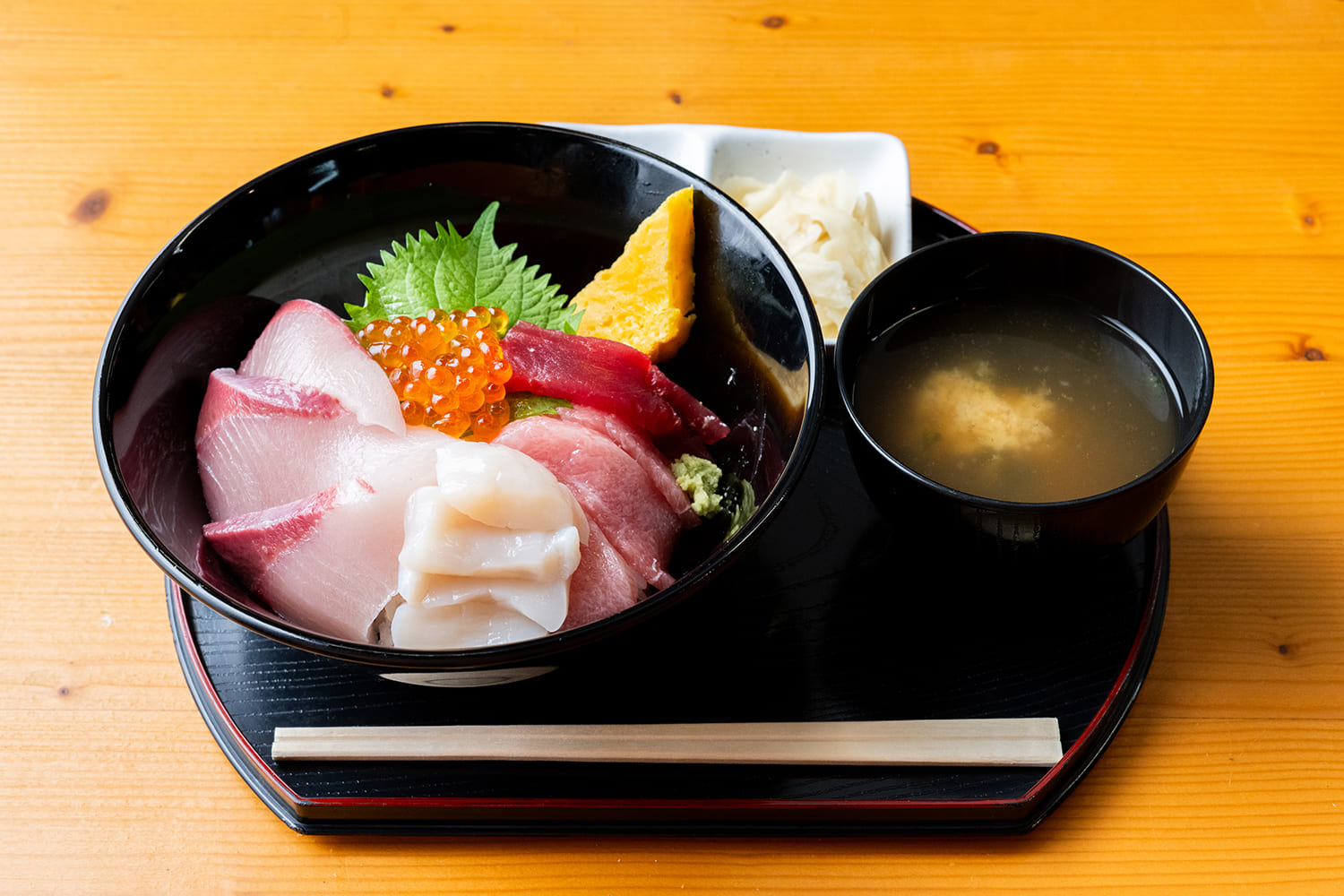 切り身魚（500円〜）などを購入して作る「マイ海鮮丼」。「ごはんセット」500円は味噌汁付き