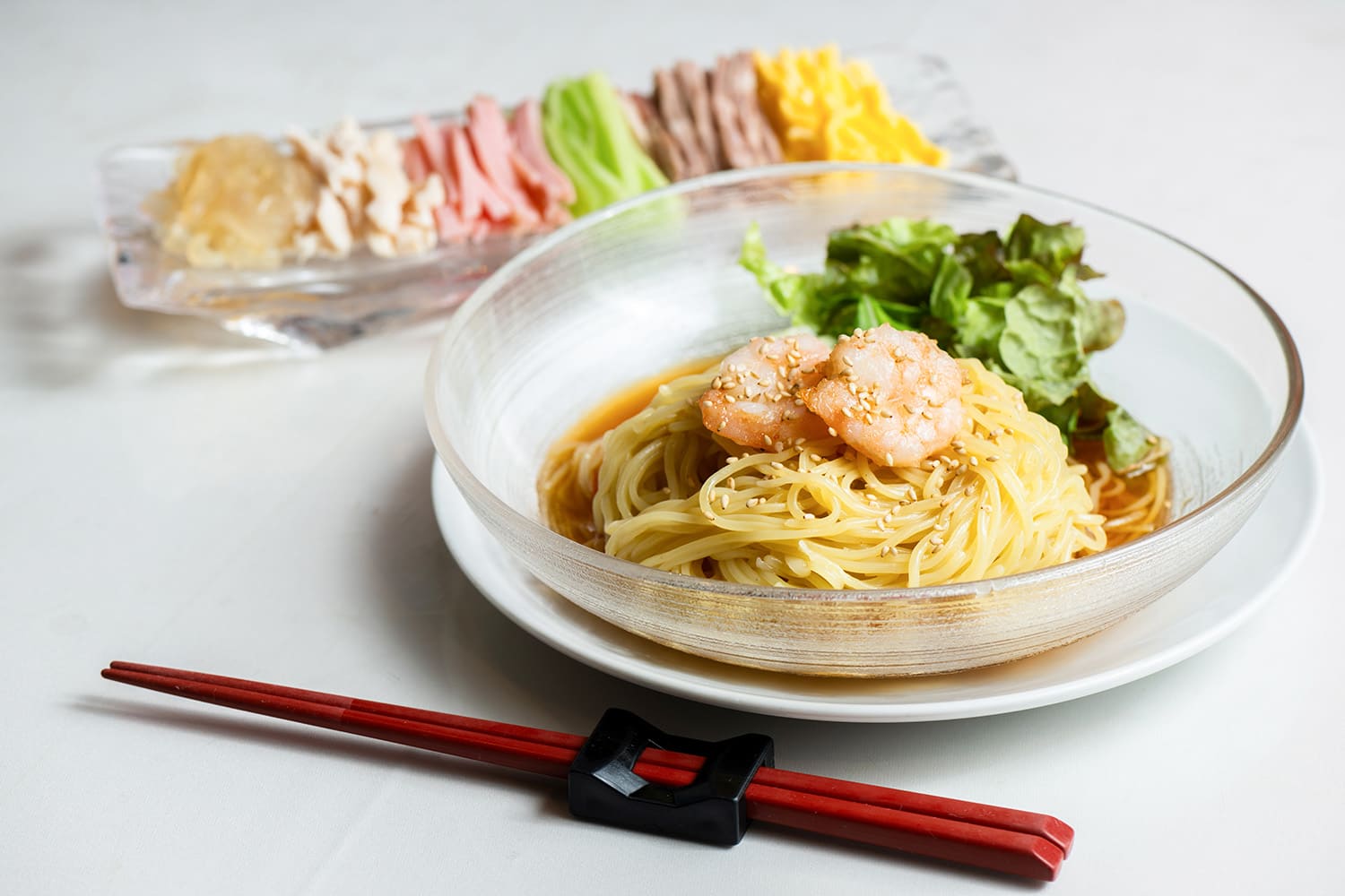 彩りも美しい「涼拌麺」1,760円。タレは醤油ダレかゴマダレの2種類から選べる