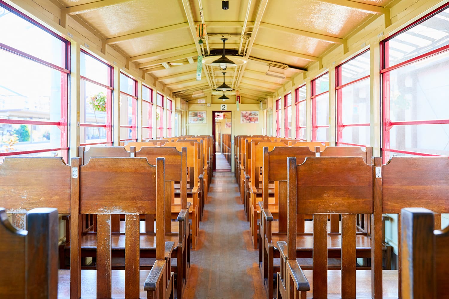 列車内は木製の椅子のボックス席が並ぶレトロな雰囲気