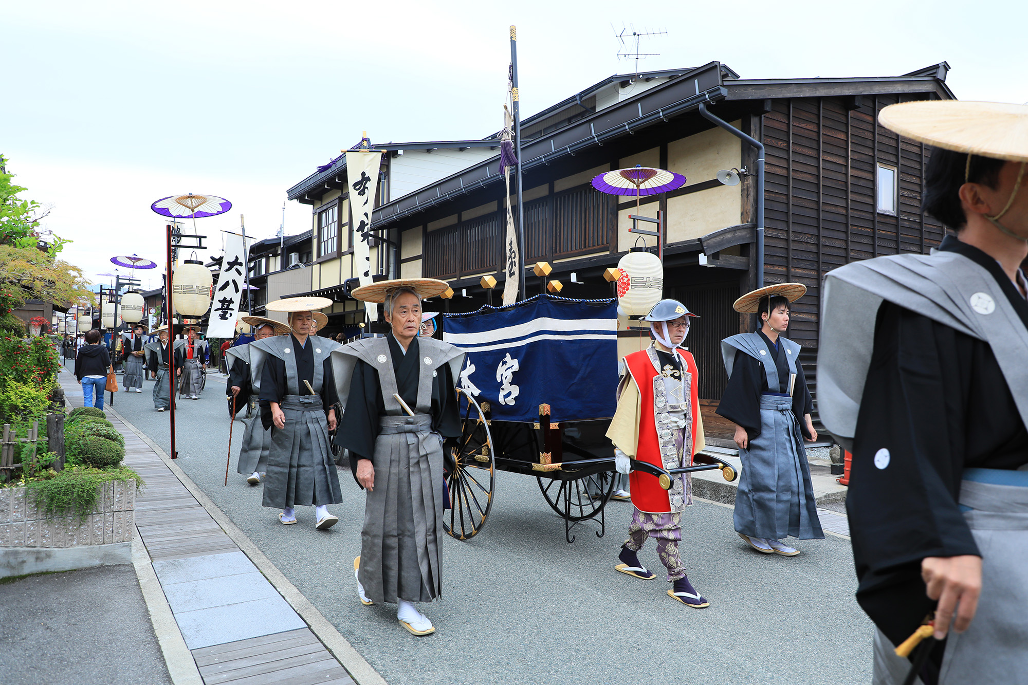 9日は八幡宮から下町へ、10日はお旅所を経て氏子全域を巡る