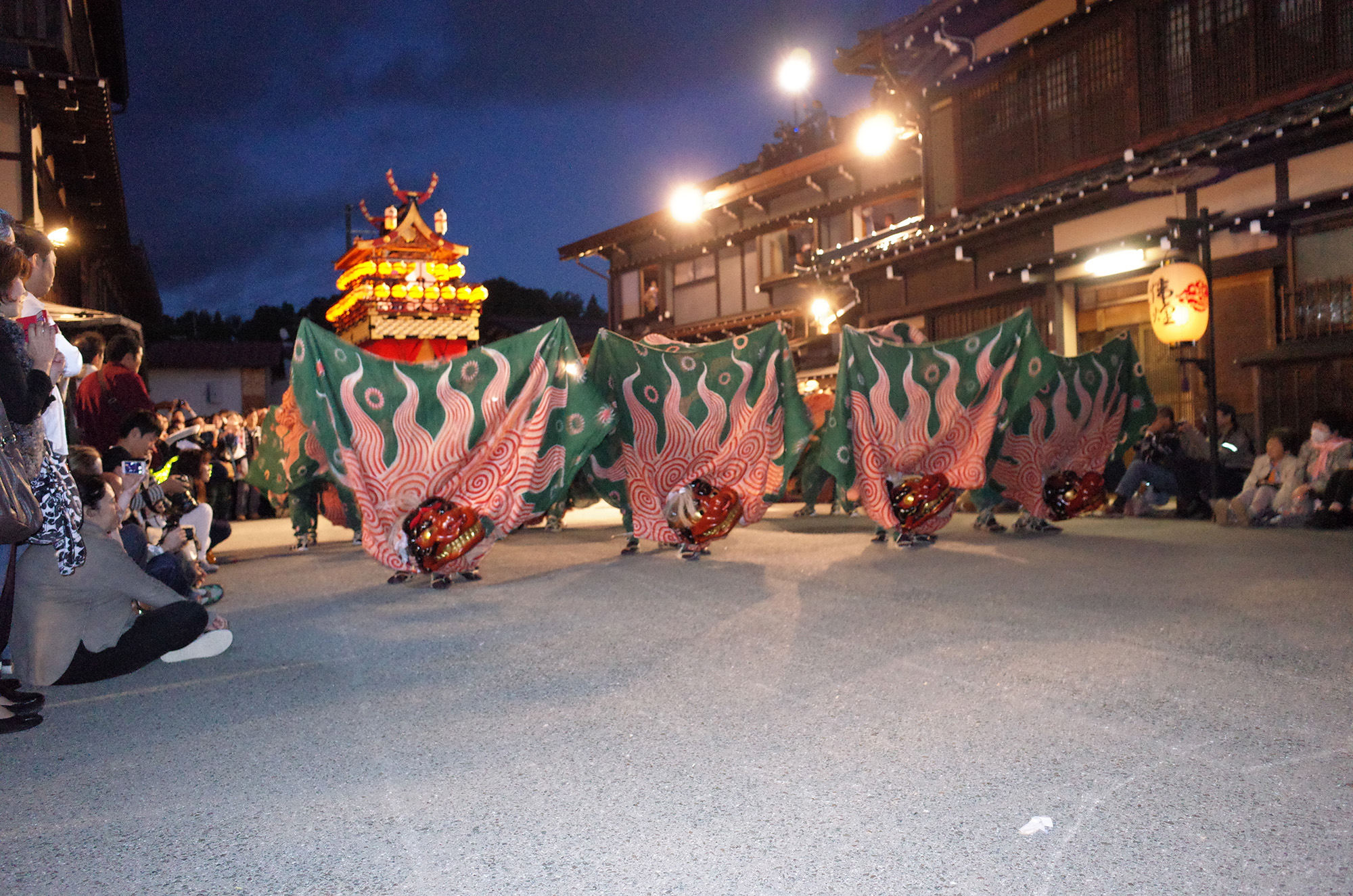 勇壮な獅子舞の姿も。宵祭の哀愁とともに、1日目の祭が幕を閉じる