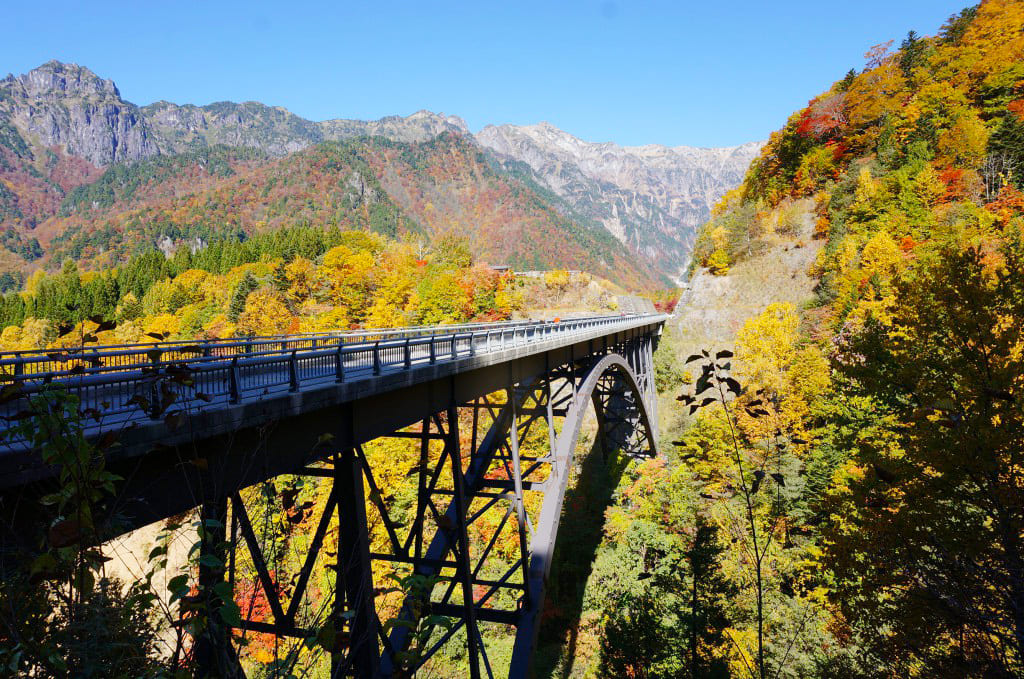 北アルプスの雄大な山々に向かって、爽快なドライブを