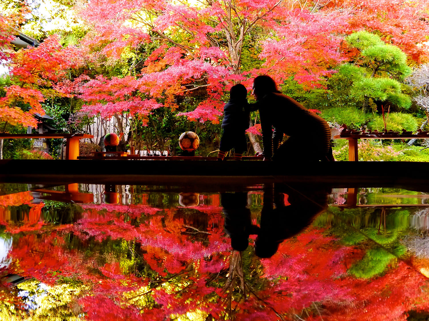 ©SASEBO
テーブルに映る紅葉の美しさから着想を得たという、住職発案の逆さ紅葉
