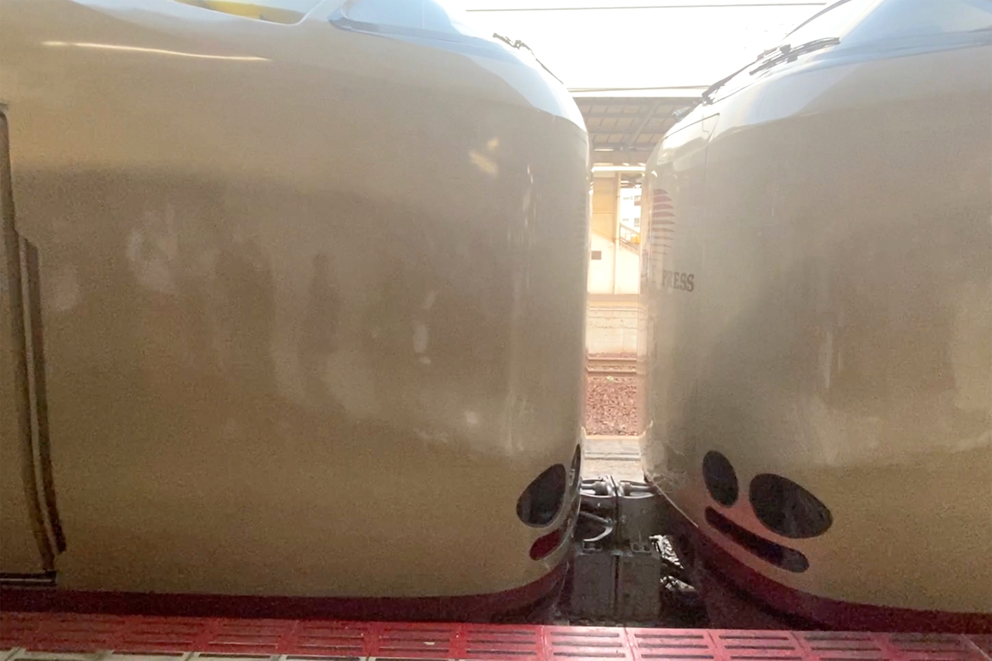 サンライズ瀬戸（左）とサンライズ出雲（右）の切り離し