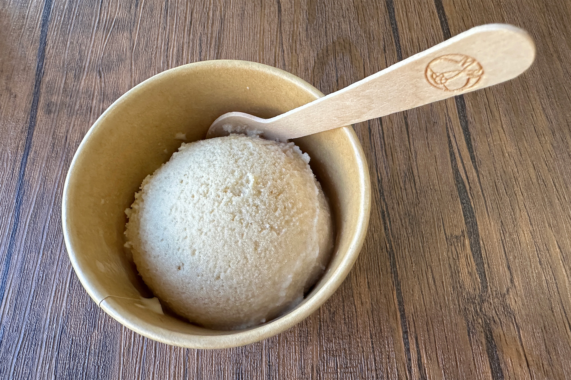 ほんのり茶色みのある、しょうゆアイス