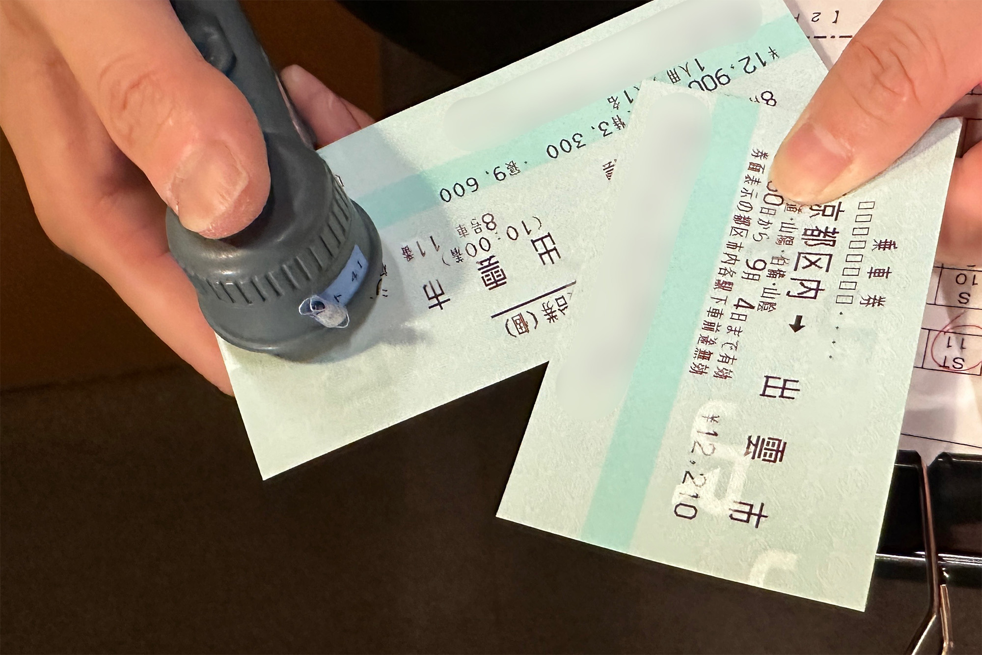 車掌さんがきっぷをチェック