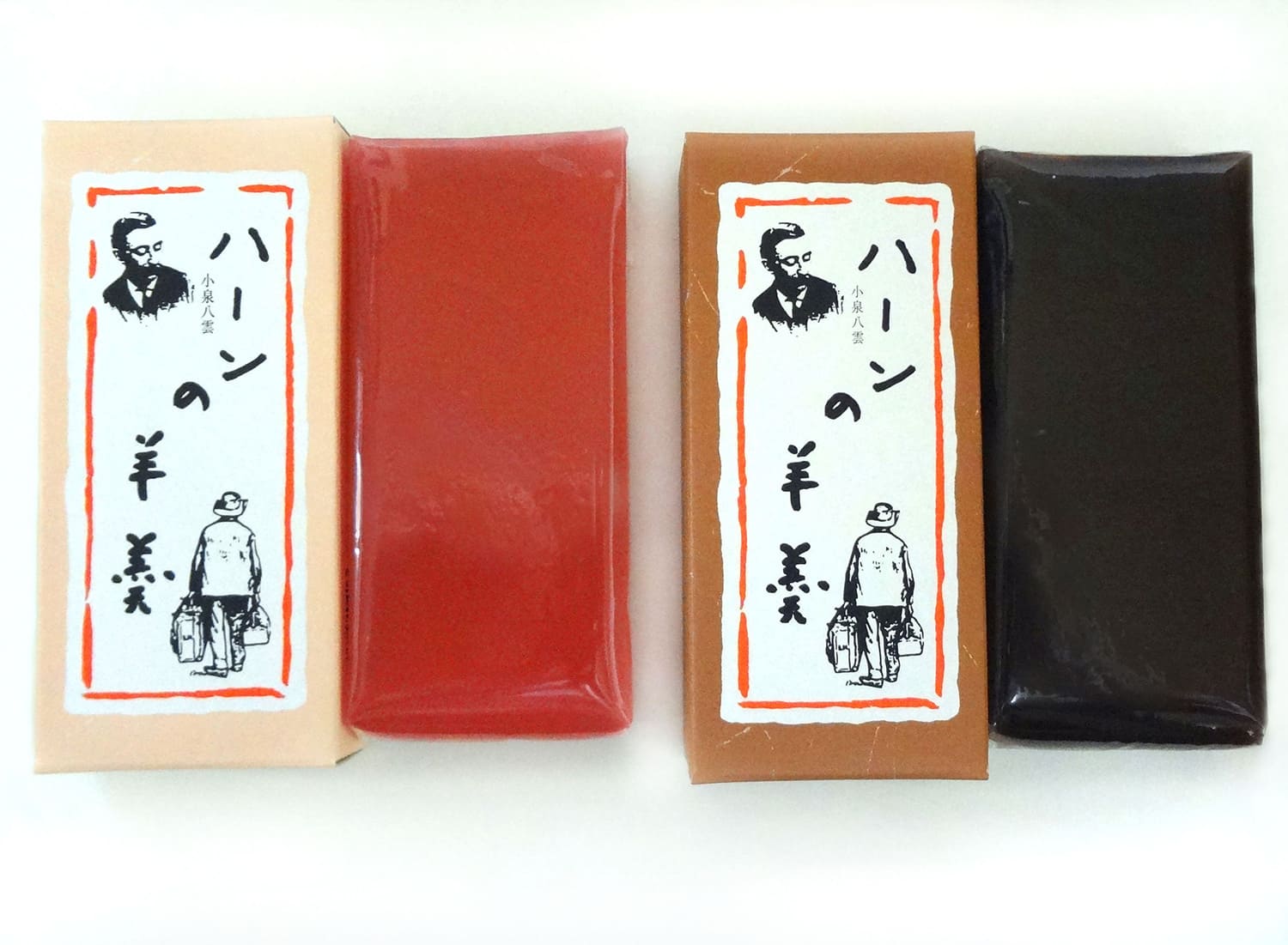 紅・小倉の2種類があり、各1本1,080円。現代の羊羹より餡が多いため柔らかく、口当たりもなめらか