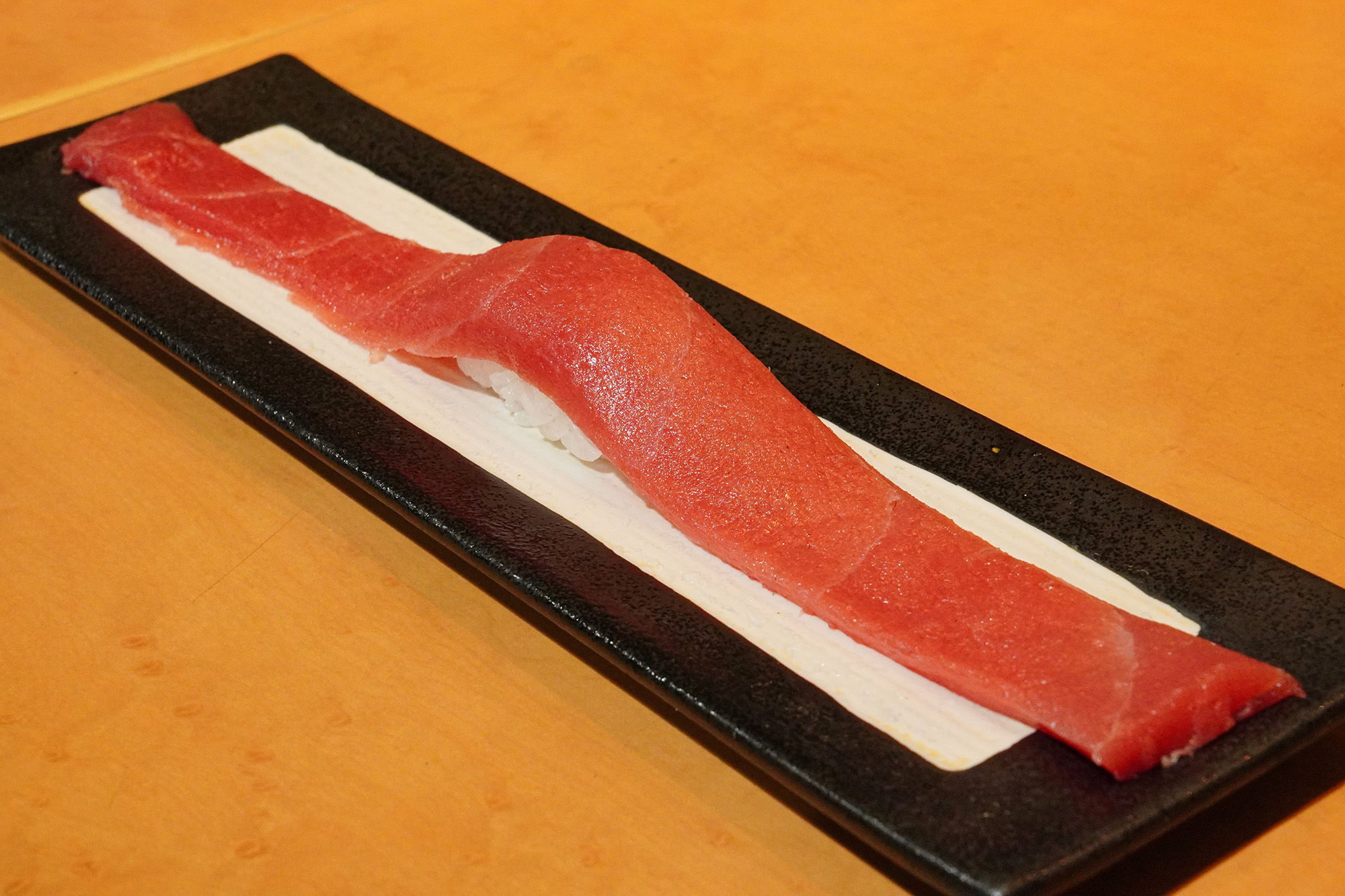 デカネタ生マグロ (330円)