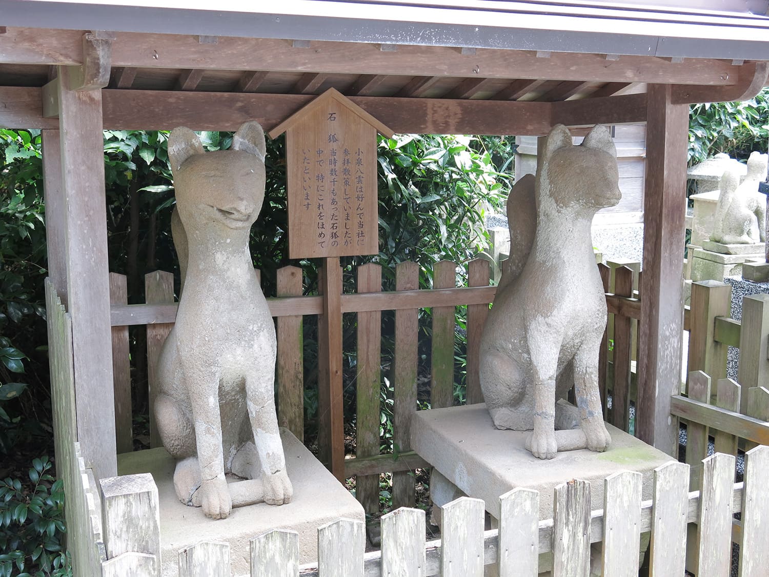 当時2,000以上あった石狐の中で、八雲がお気に入りだったのが随身門前にあった一対。現在は拝殿の右脇に納められている