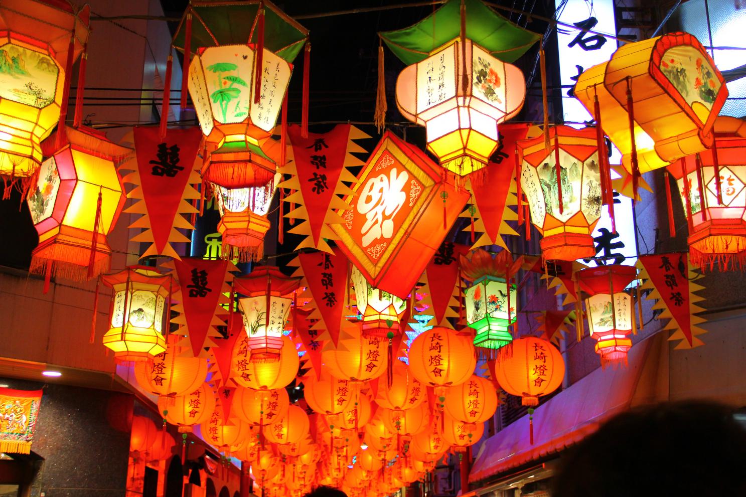 招福の意味を持つ「逆さ福」をデザインしたランタンは、新地中華街と中央公園を結ぶルート上に下がる道案内