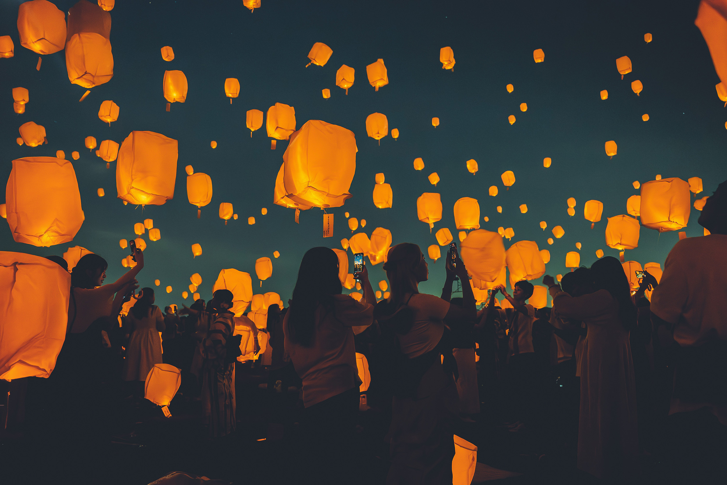 参加者たちはランタンにそれぞれの願い事や絵をしたため、思い思いのデザインに仕上げてリリース