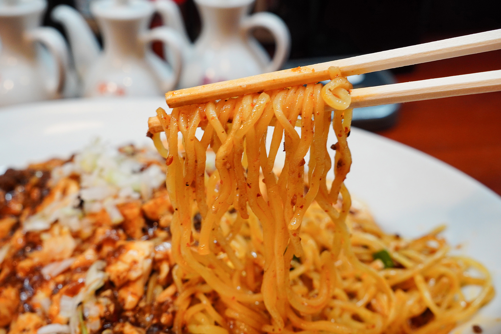 麻婆豆腐の下にはモッチリとした食感の焼きそばが