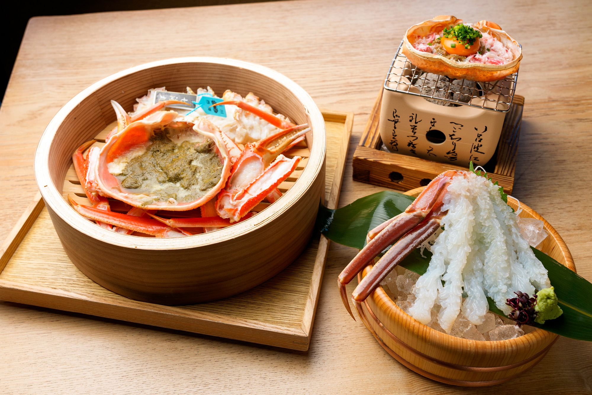 「加能ガニ」は調理代込みで重さにより一杯18,150〜26,400円（取材時）。右上は「かに味噌甲羅焼き」1,738円