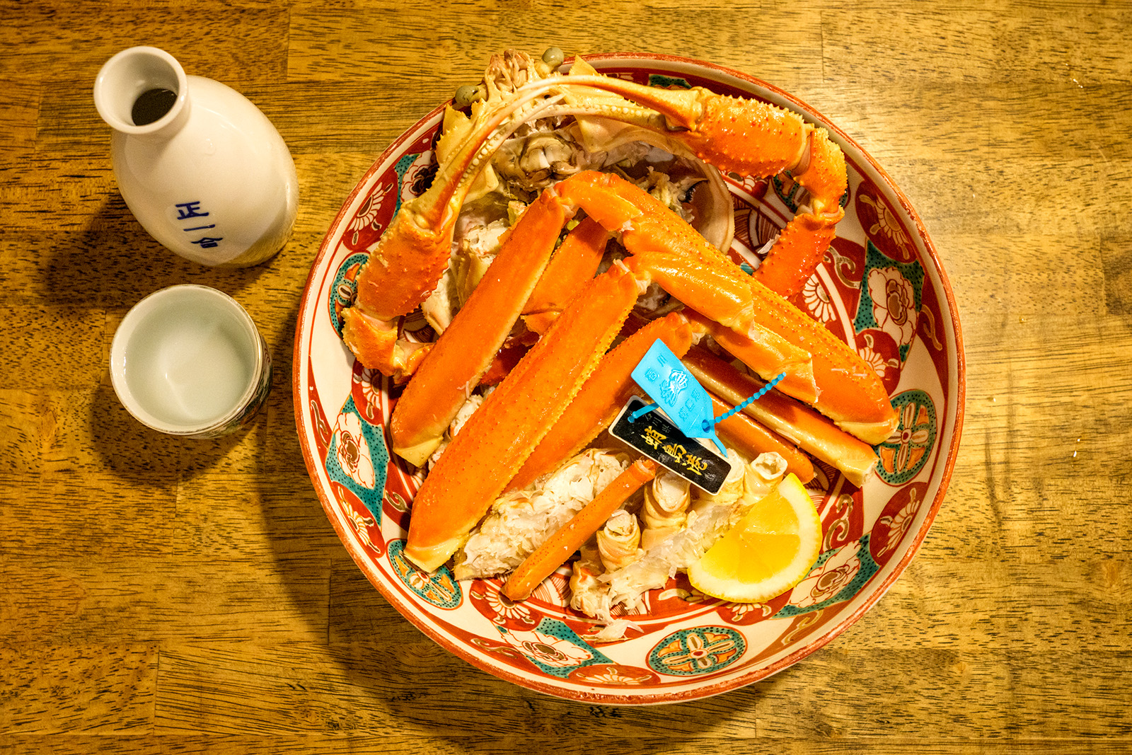 一杯丸ごとの茹でガニ「本ズワイカニ」15,000円（取材時）