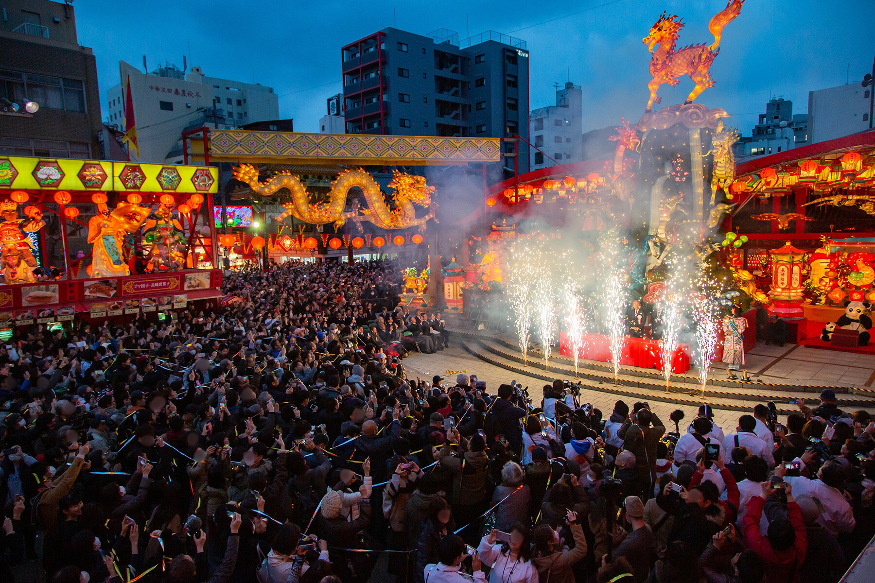 新地中華街会場(湊公園)の点灯式の様子。ランフェスが開催される頃の長崎市の日没時間の目安は18時前後