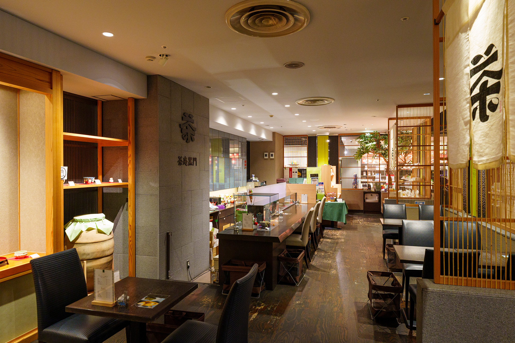 ライトダウンしていて落ち着ける店内