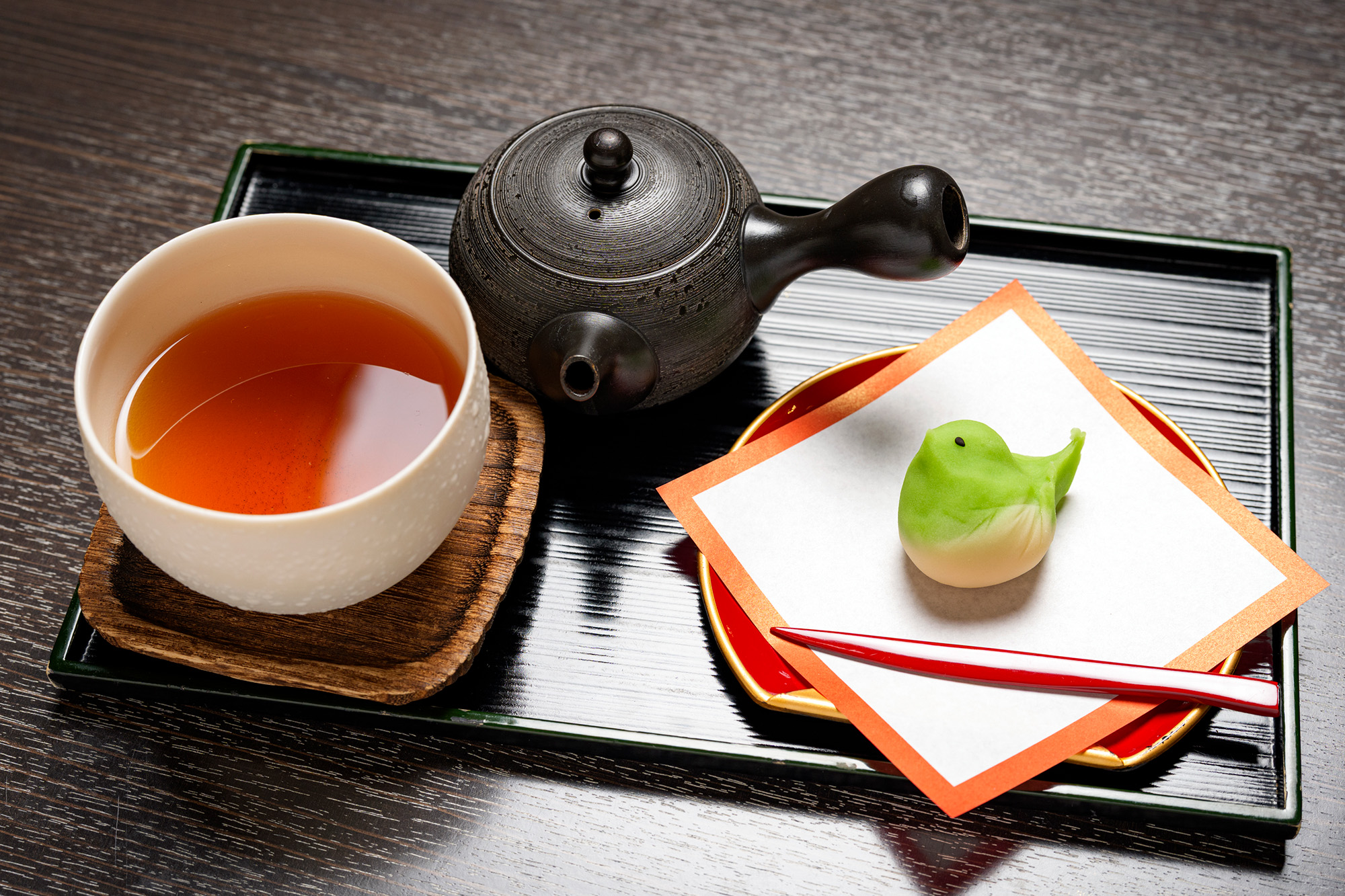 「加賀棒茶セット」（770円）は月替わりの上生菓子が付く。加賀棒茶はポピュラーな「浅煎り」