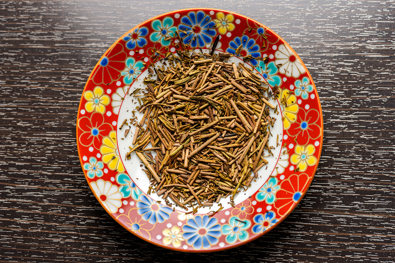 一番茶の茎を遠赤外線で焙煎する「上林金沢茶舗」の加賀棒茶