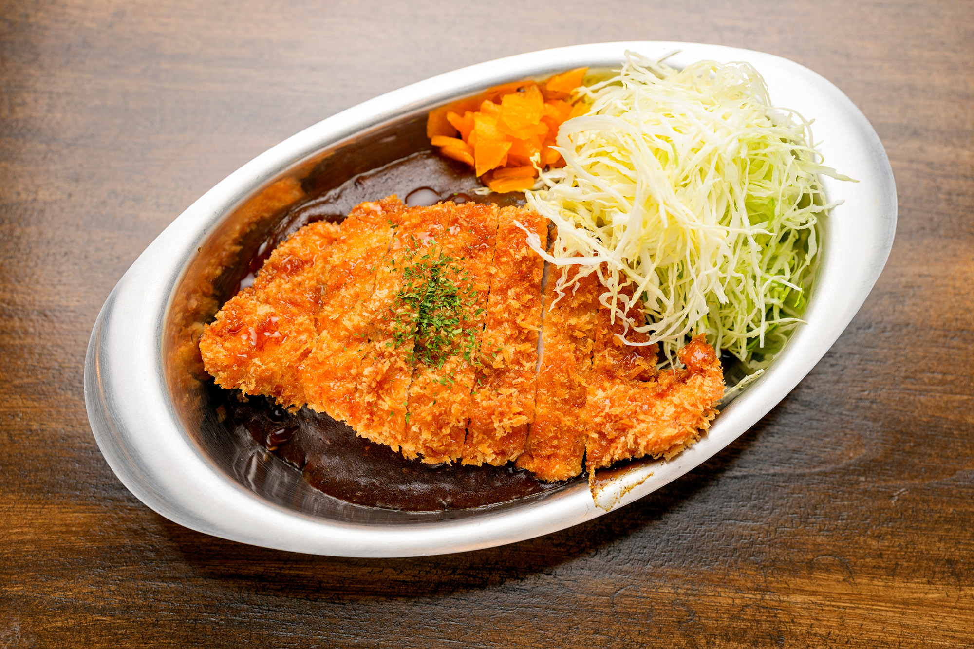 カツをトッピングした「金沢カツカレー」1,650円。「金沢カレー」は1,300円