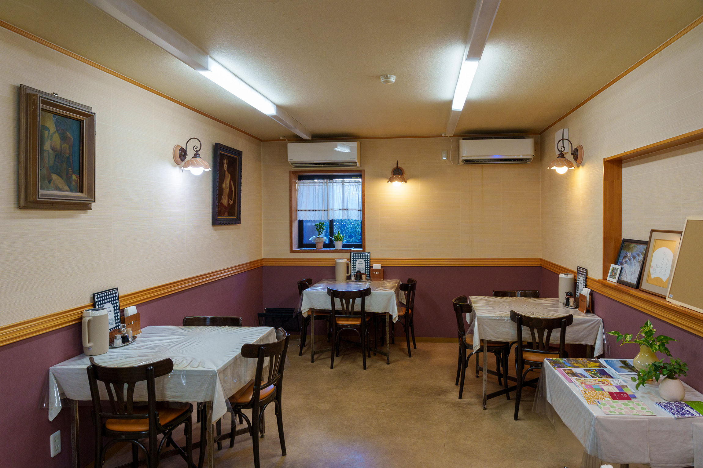 ハイカラな洋食屋さんのムードが漂う店内。他にガラリと雰囲気が変わるシックな部屋も