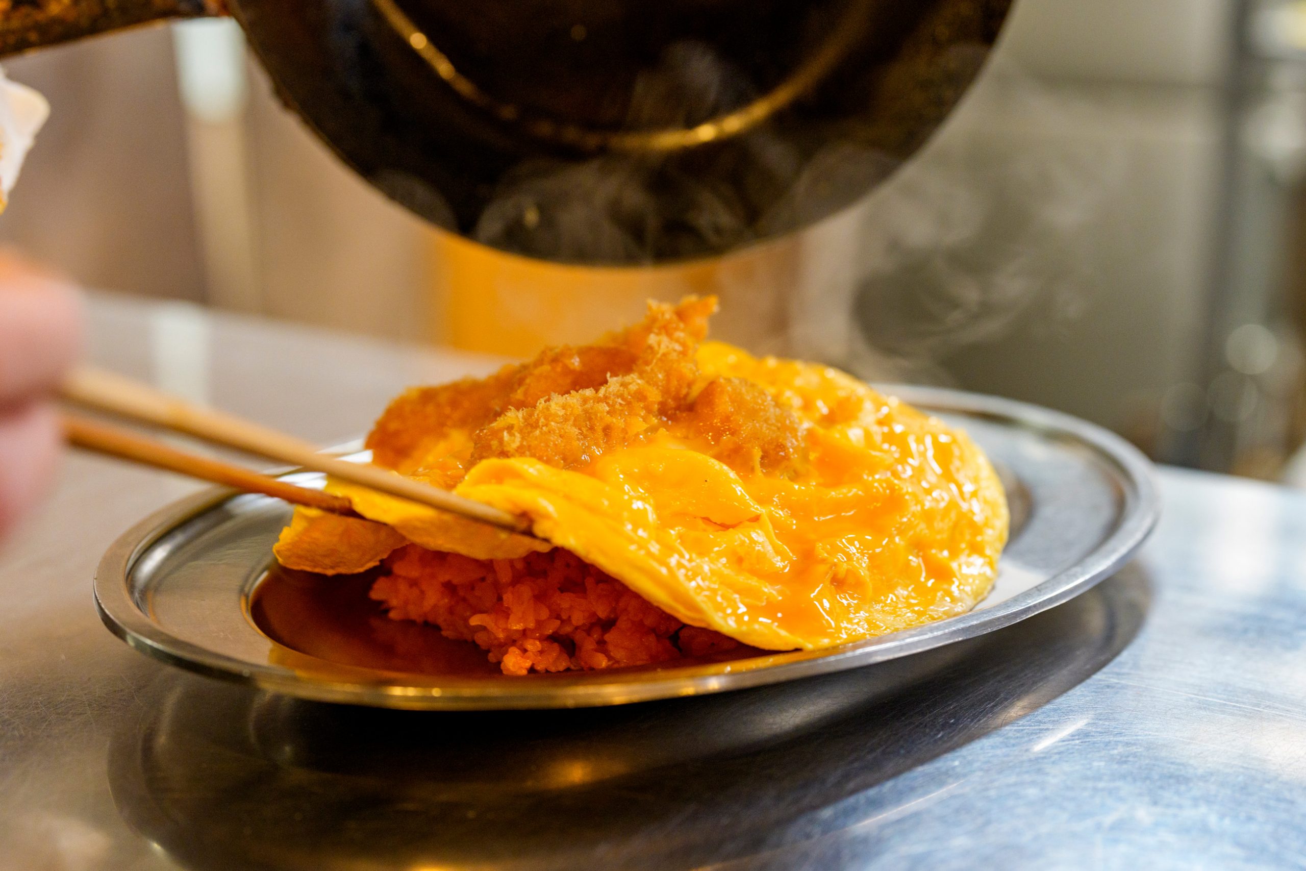 フライパンの中で卵とフライを一緒に焼くという独特の調理法