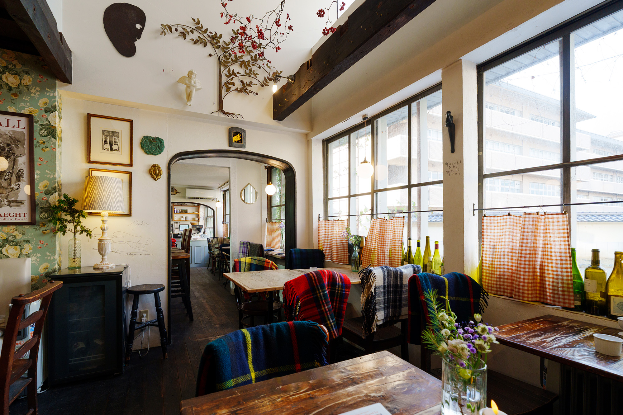 店内のインテリアにも注目。温もりを感じる木の床は鉄工所時代からのもの