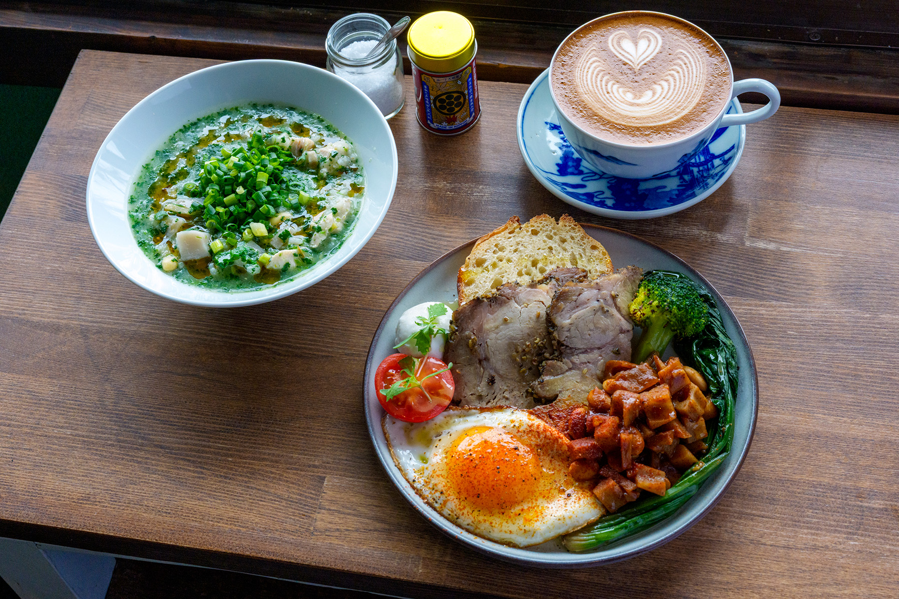 「モーニングプレート」1,300円、「鶏肉とほうれん草と加賀蓮根のお粥」800円、「カフェラテ」590円