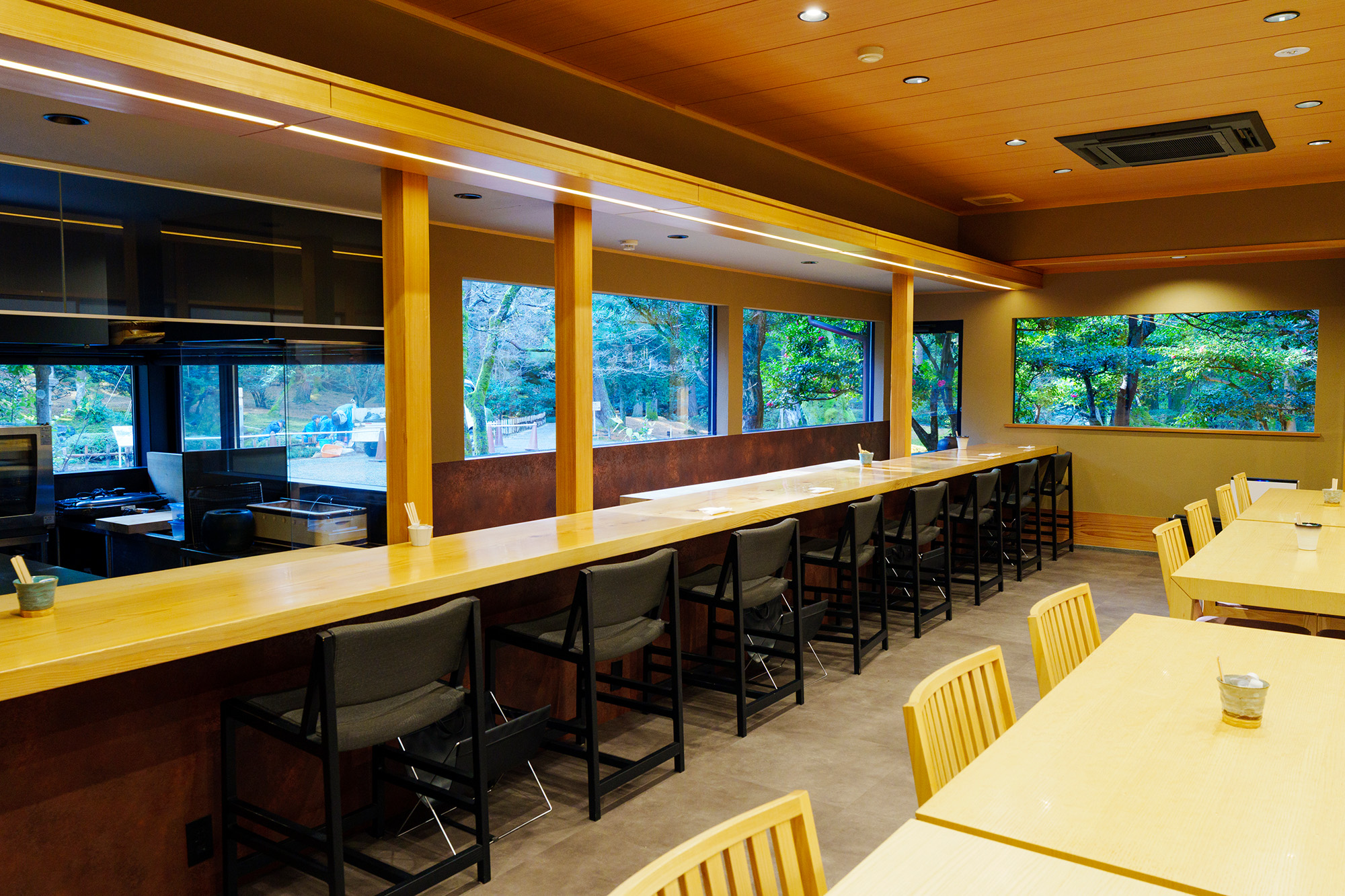 大きくとられたガラス窓から兼六園を眺めつつ、贅沢な朝食が楽しめる