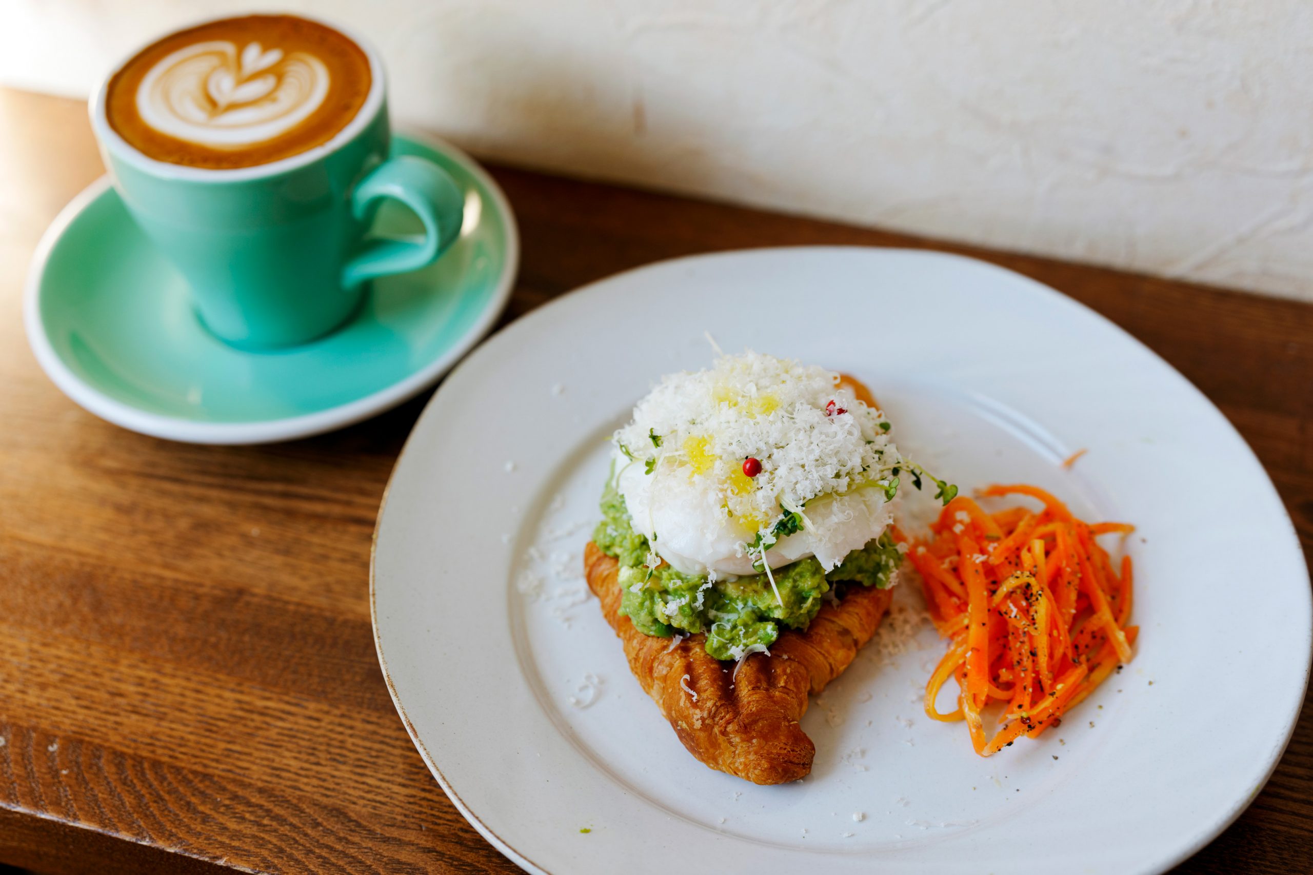 「アボカドエッグクロワッサン」1,150円と、スチームミルクを使ったメルボルン発祥のコーヒー「マジック」700円