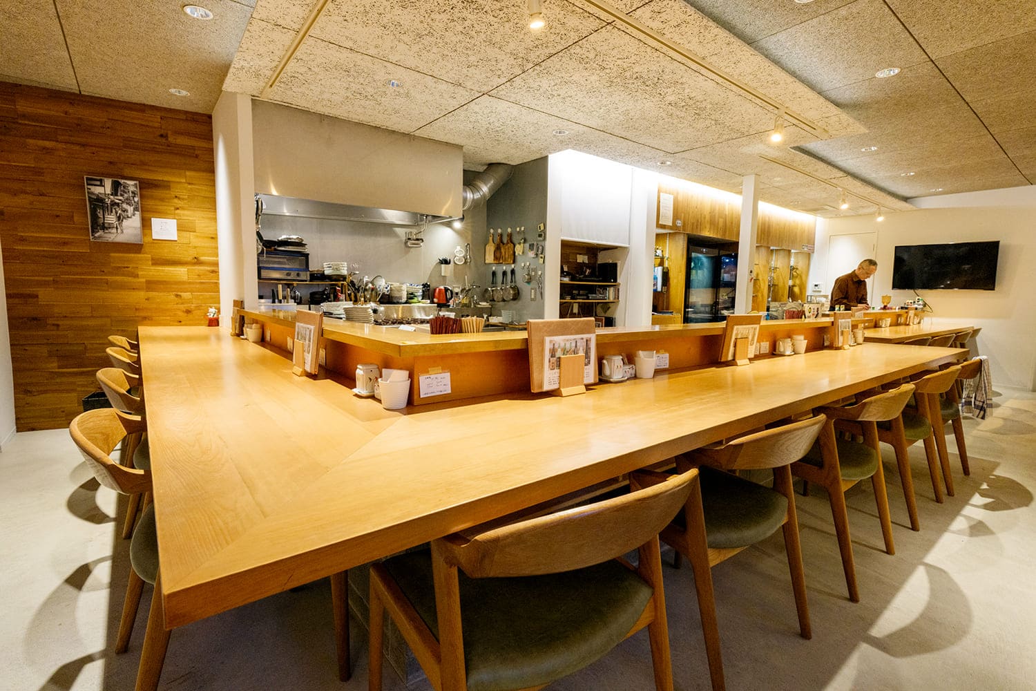 明るくハイセンスな店内。間隔を広く取って椅子を設置してあるのでゆったり過ごせる