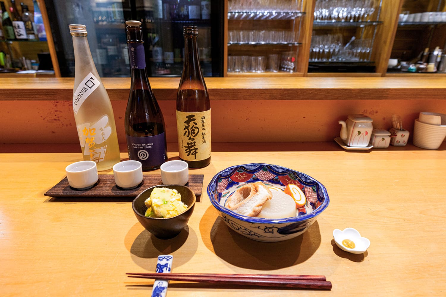 「おでん3種」700円、「ポテトサラダ」700円、「吞み比べセット」1,100円〜
