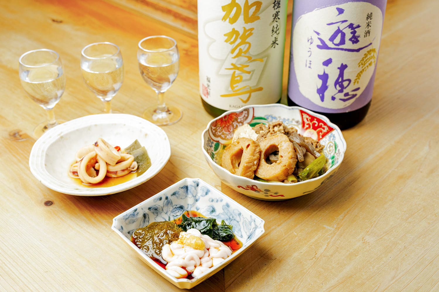 「お任せおばんざい2品」700円（右手前の2品）、「きき比べセット」1,400円〜（あて付き）