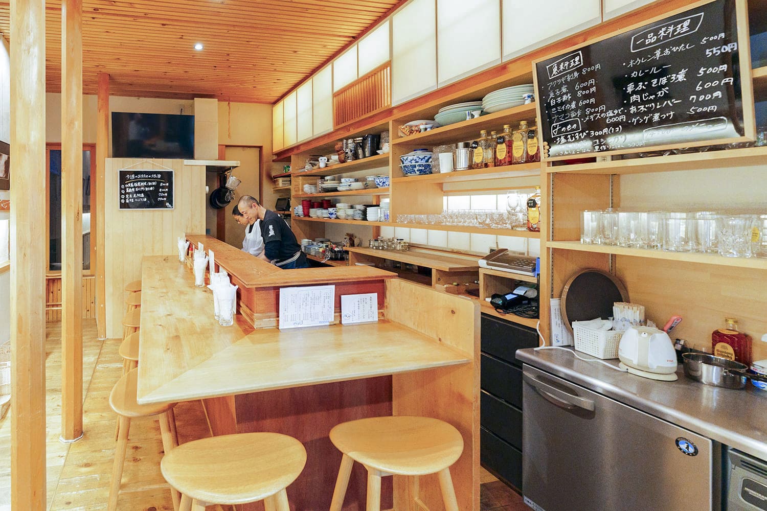 木の温もりを大切にした店内。カウンター7席とテーブル席7〜8席がある