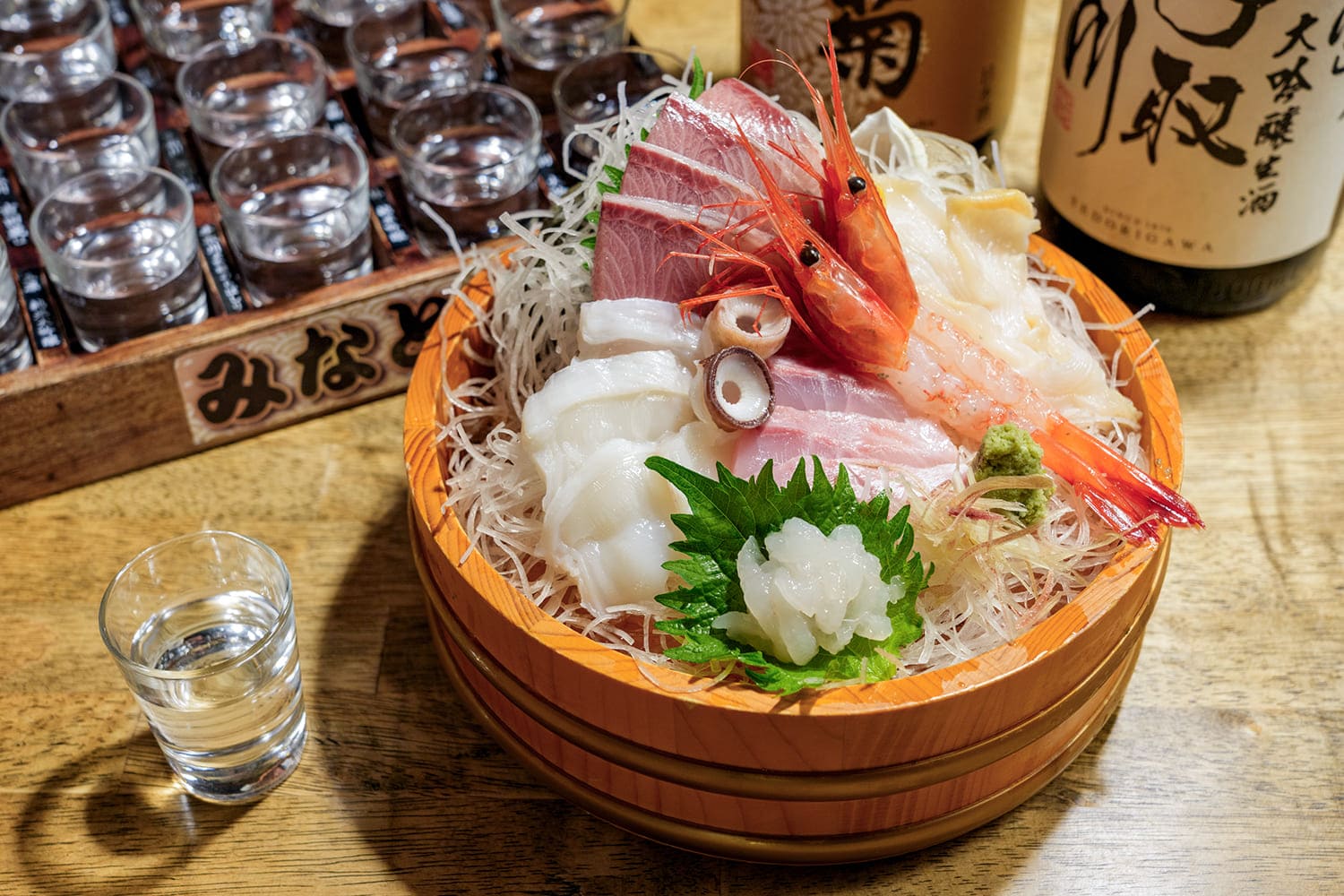 「みなとのお刺身桶盛り」（小桶／二人前）3,380円、「みなとの『がんこなぁ〜』二十酒セット」4,900円