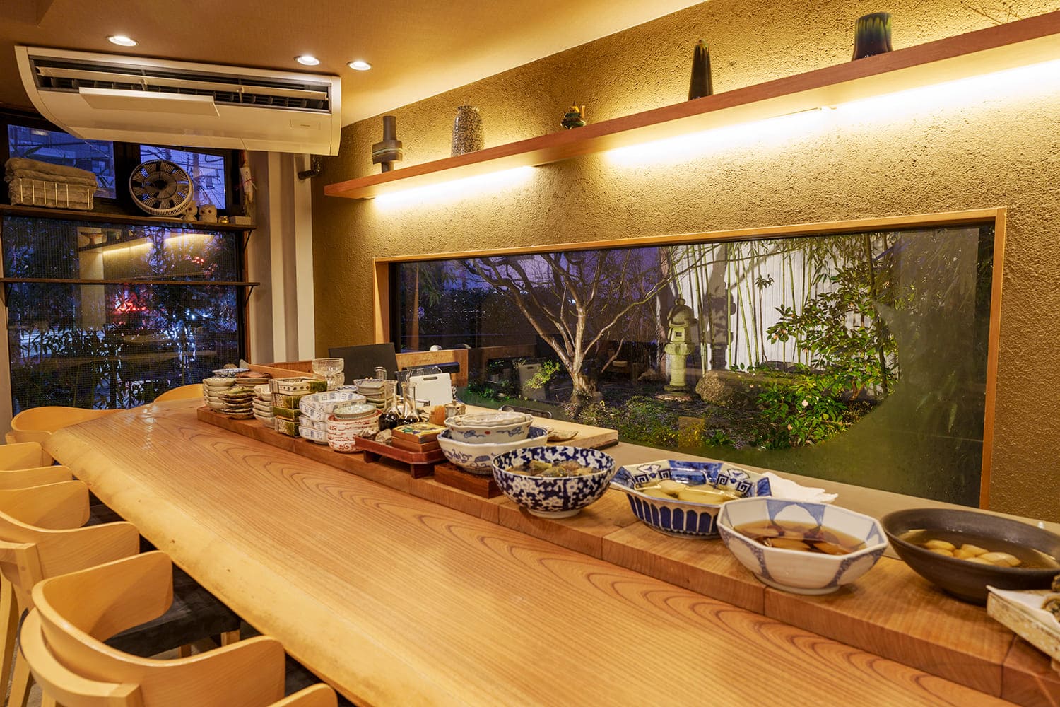 ライトアップされた庭を眺めながら飲める。しっかり飲んで食べて、予算は一人1万円〜1万3,000円くらい