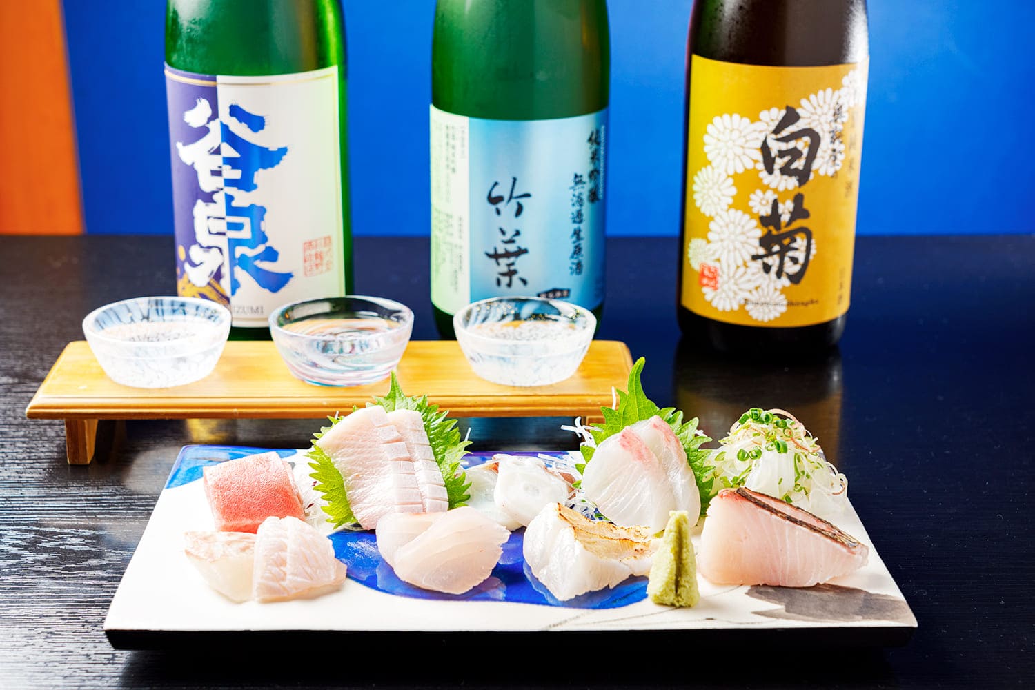 「刺身　おまかせ九種盛り合わせ」（2人前）3,500円、「3種飲み比べセット」1,100〜1,300円