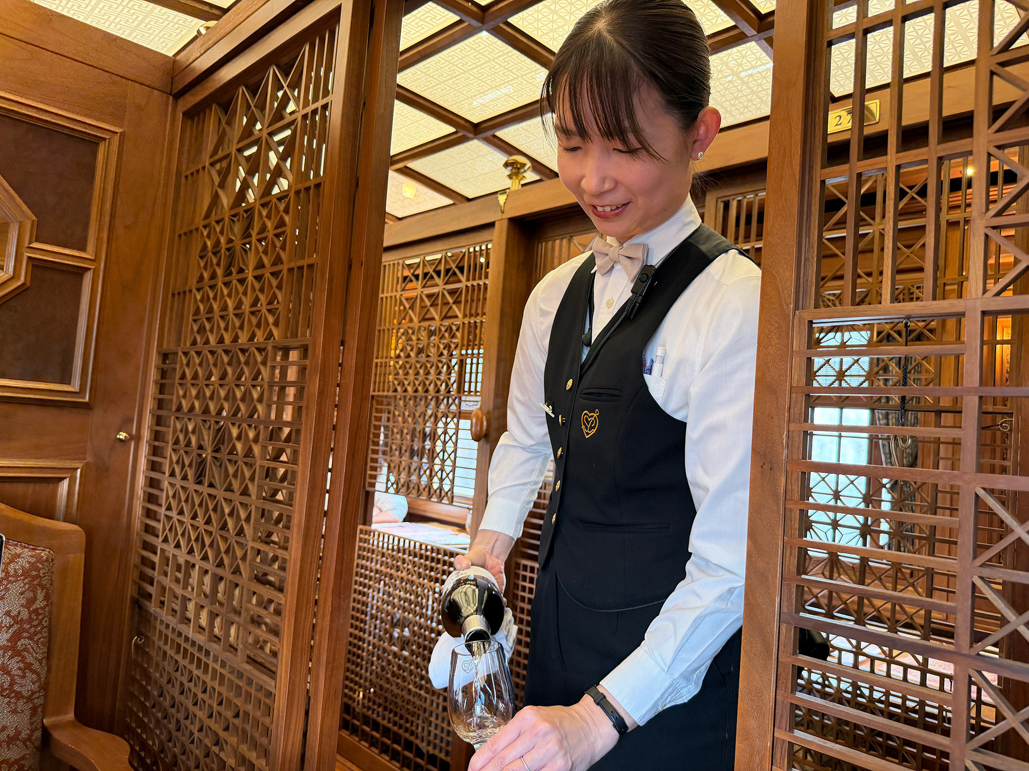 ワインを注ぐクルー