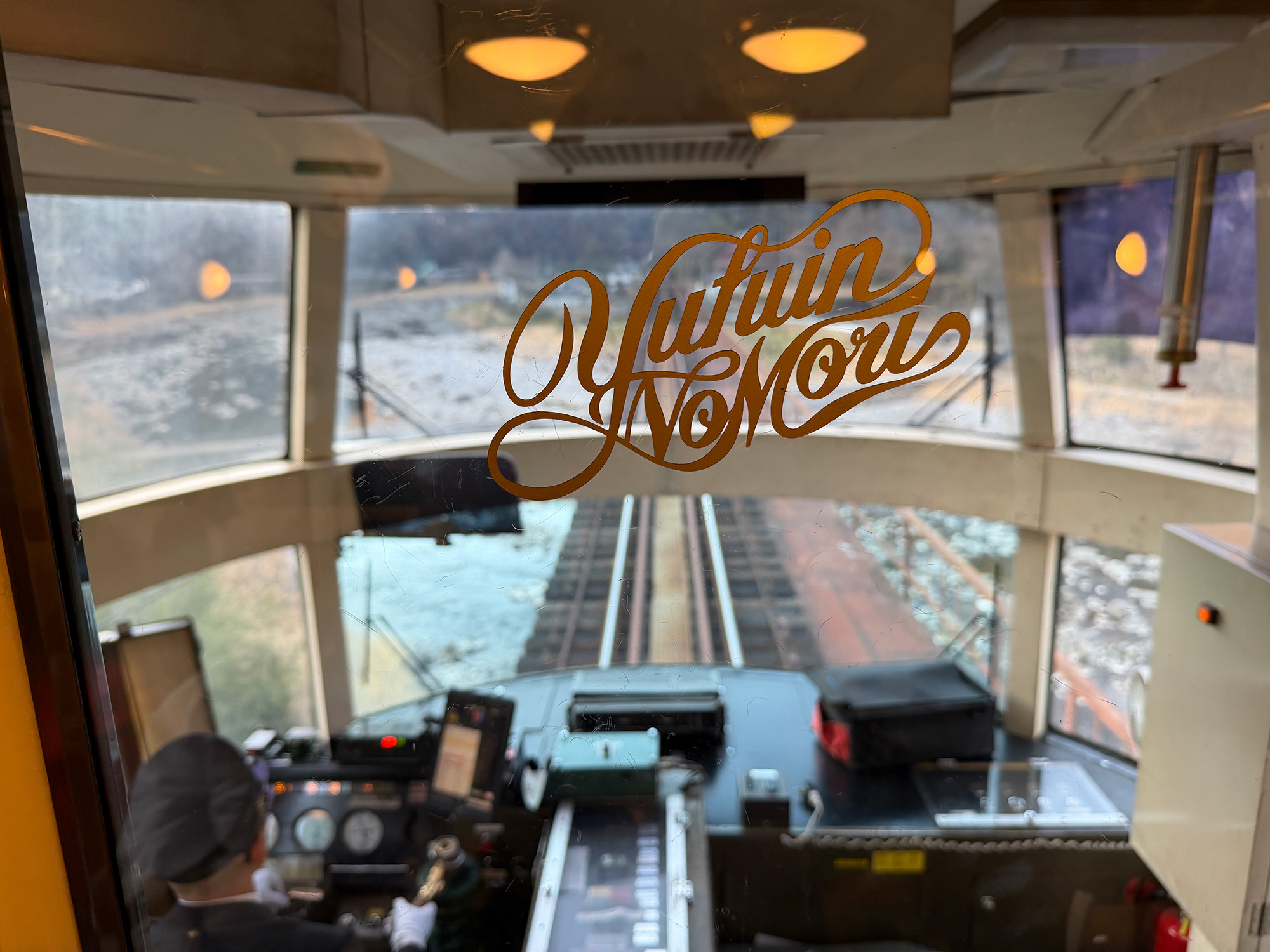 1号車の前方、運転士さん側からの景色