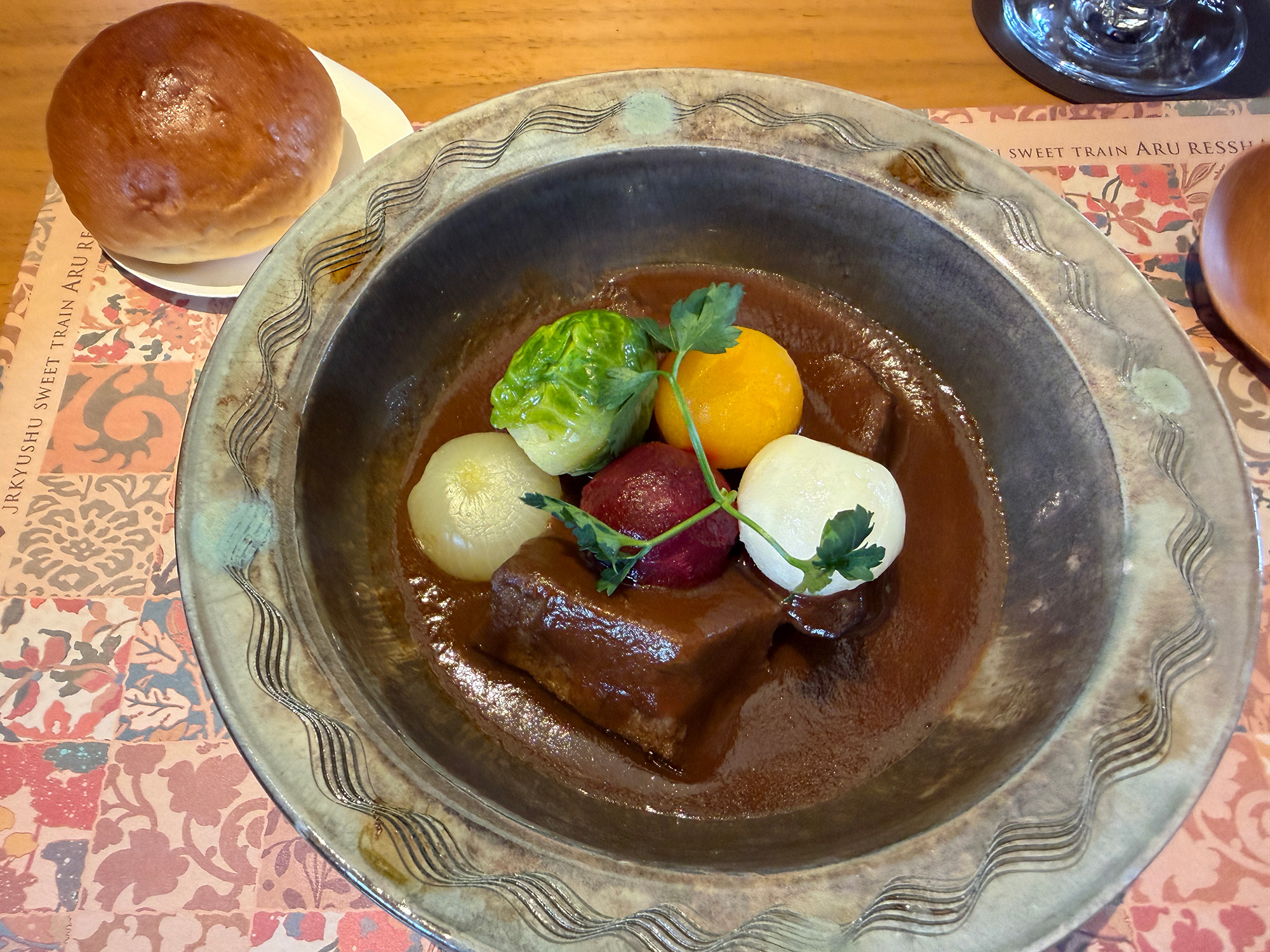 お肉料理「牛タンの柔らか煮込みと冬の根菜」