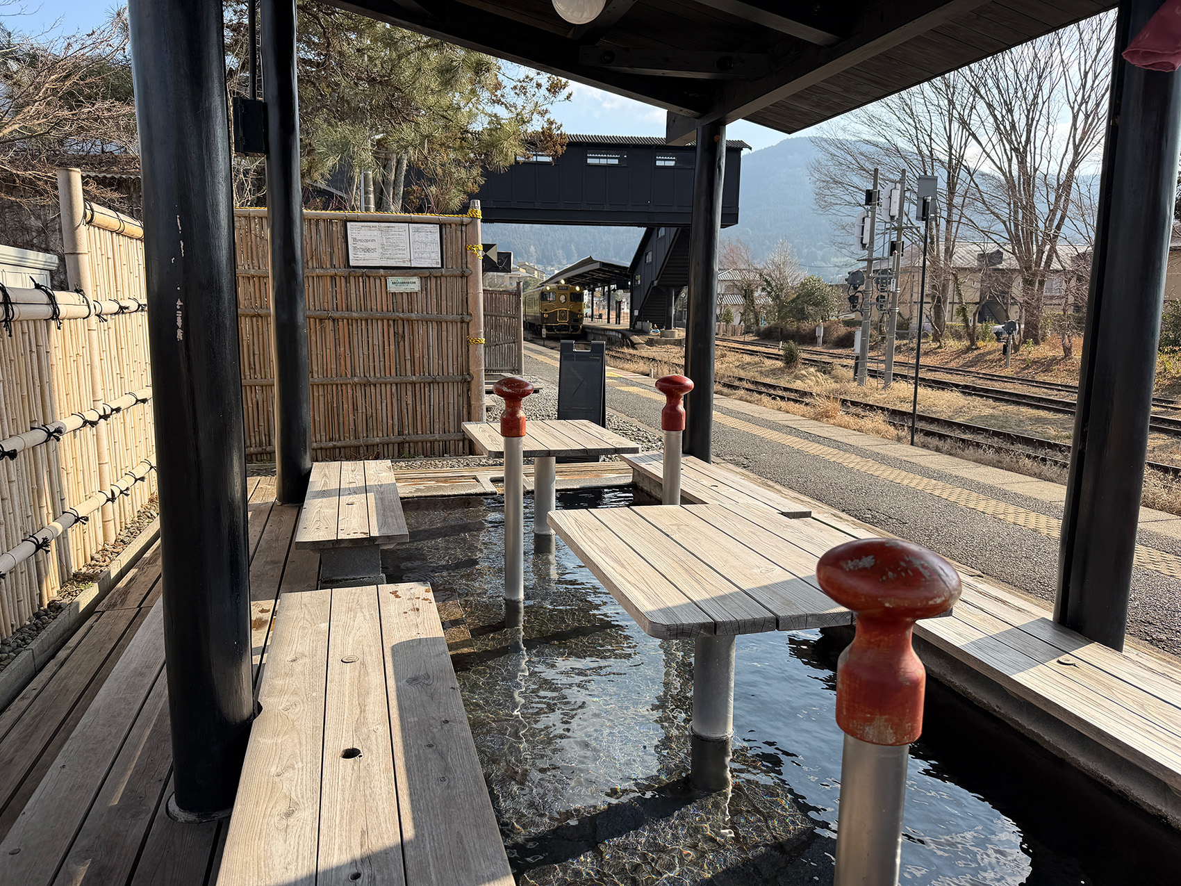 由布院駅で足湯に入る
