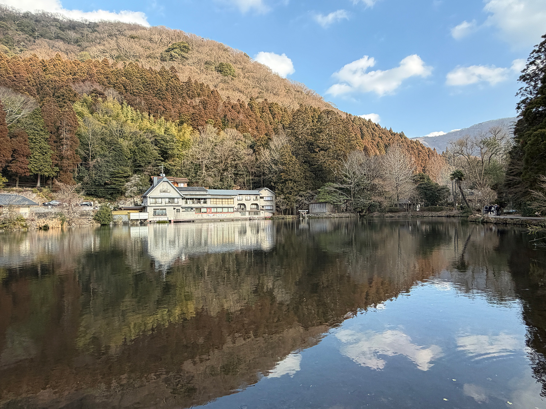 水鏡になった金鱗湖