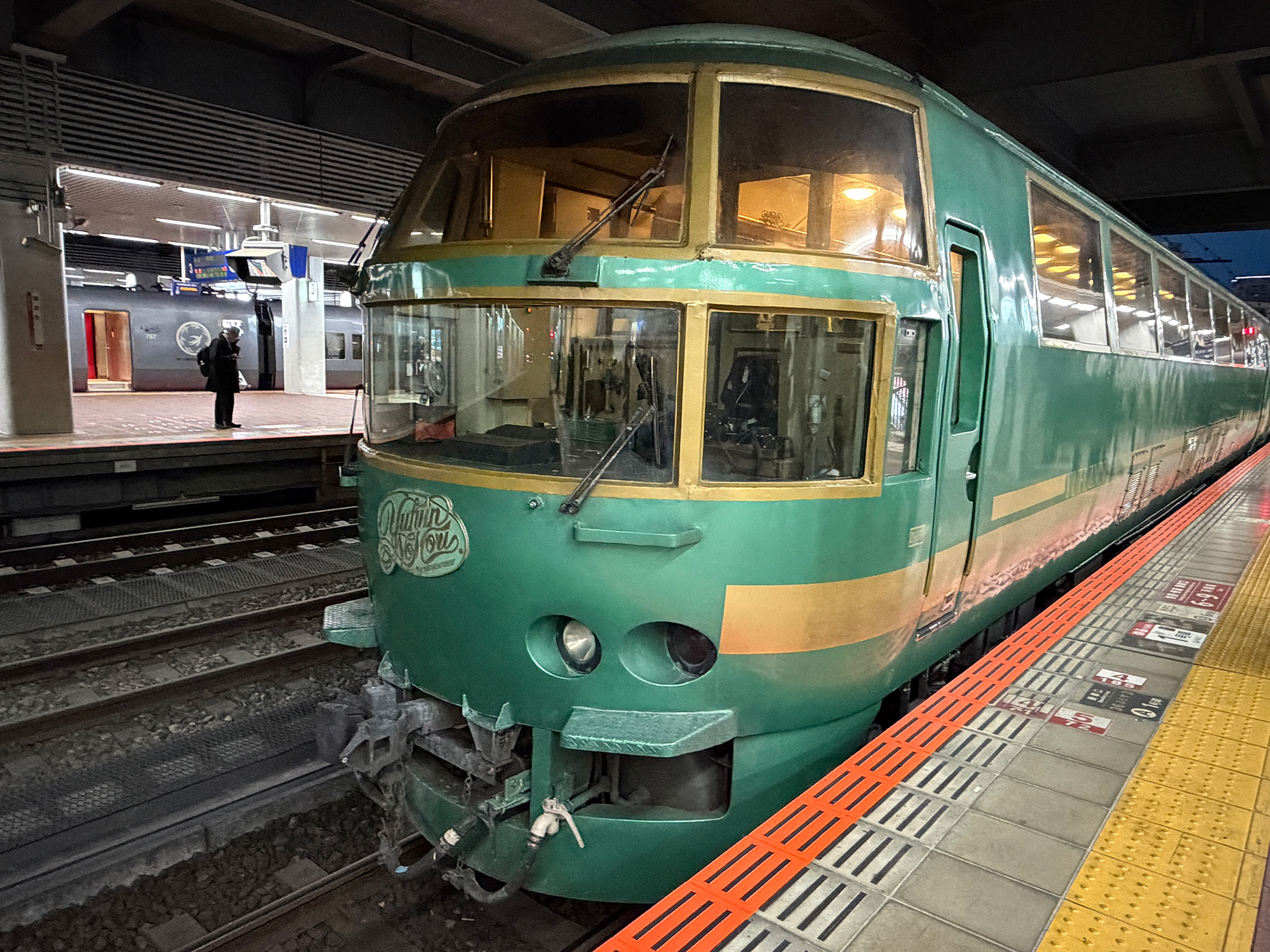 博多駅に到着したゆふいんの森Ⅰ世