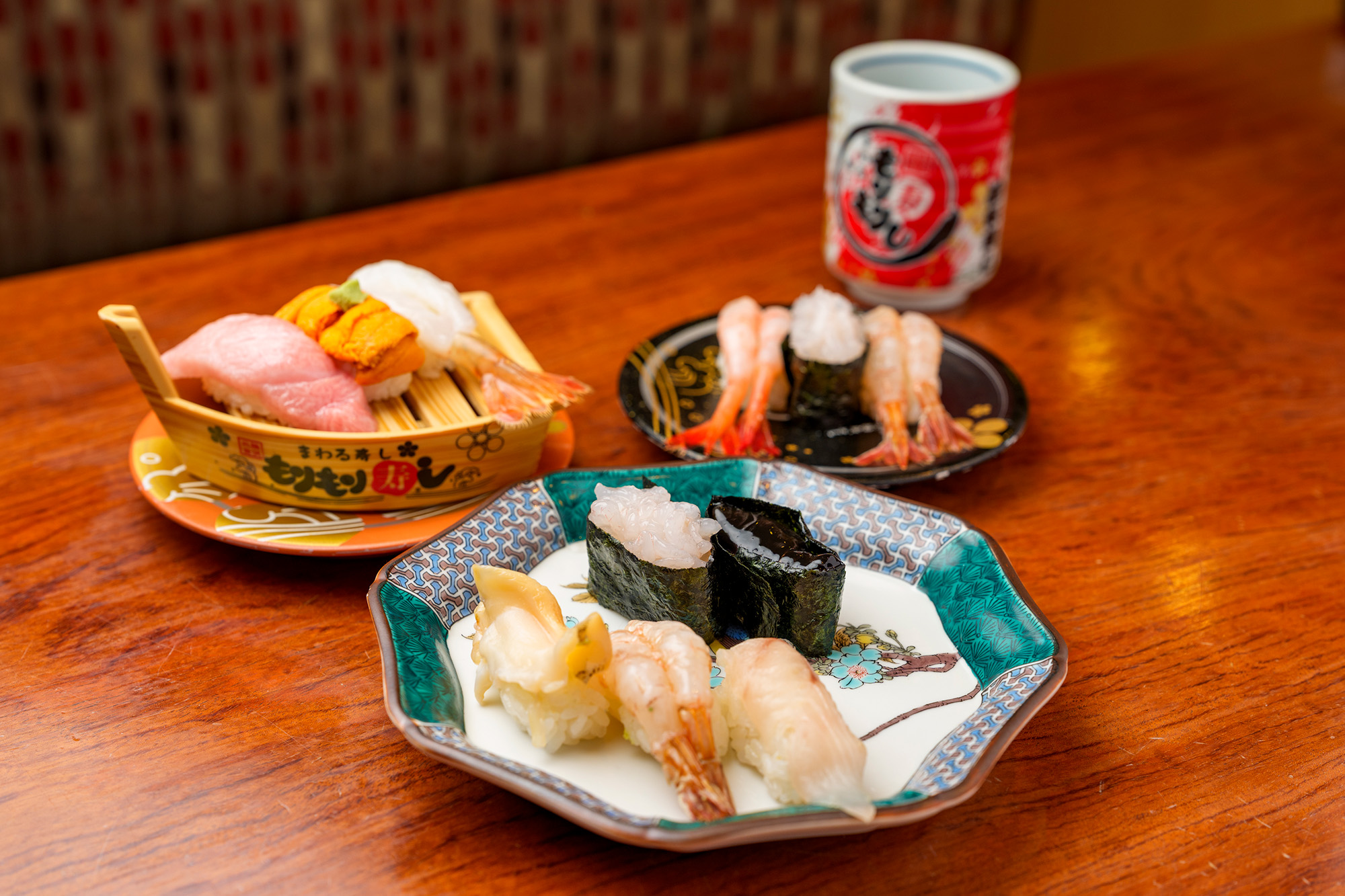 手前「北陸五点盛り」2,200円、左奥「もりもり三点盛り」2,120円、右奥「北陸えび三点盛り」1,480円