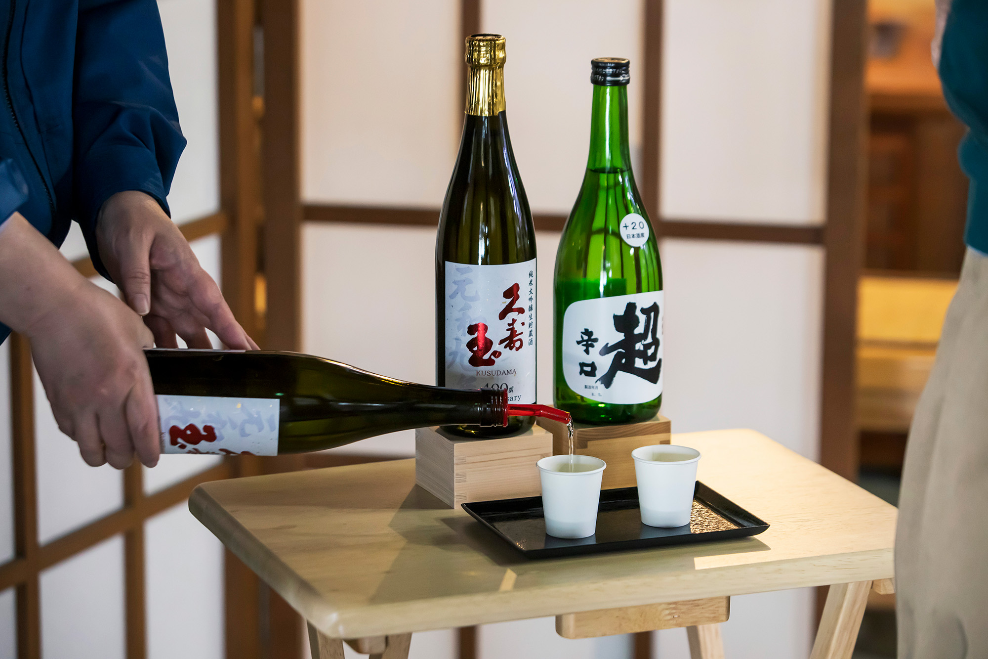 各酒蔵で、蔵おすすめの日本酒2銘柄を2勺（約36ml）ずつ試飲できる