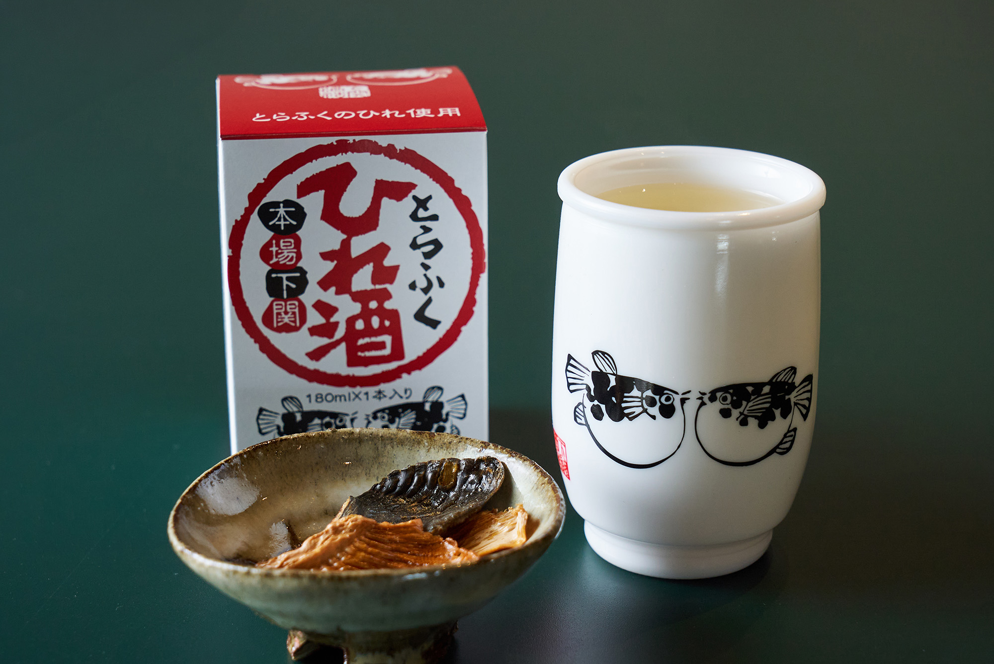 白磁を思わせる上品なカップは、料亭のような雰囲気を演出。描かれた2匹のトラフグのイラストも愛らしい