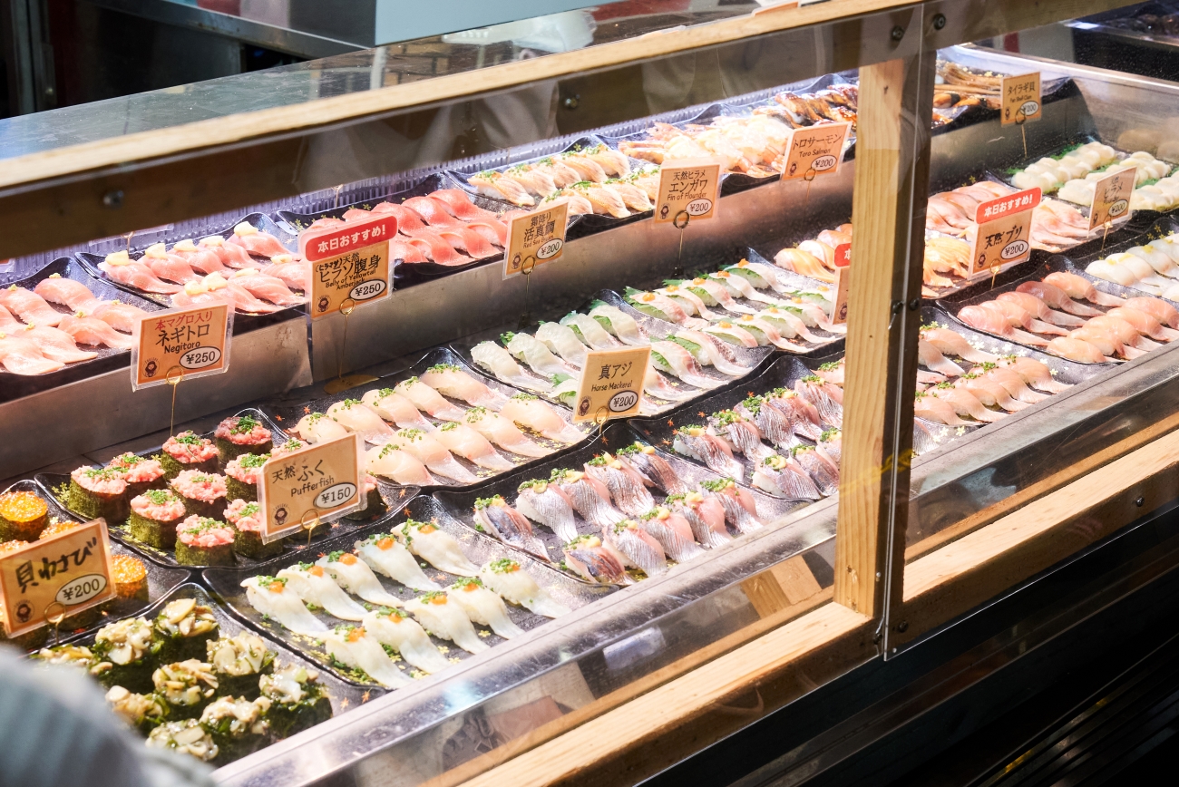 各店が自慢の鮮魚を使った握り寿司を競うように販売する「寿司バトル」が人気。1巻から購入可能