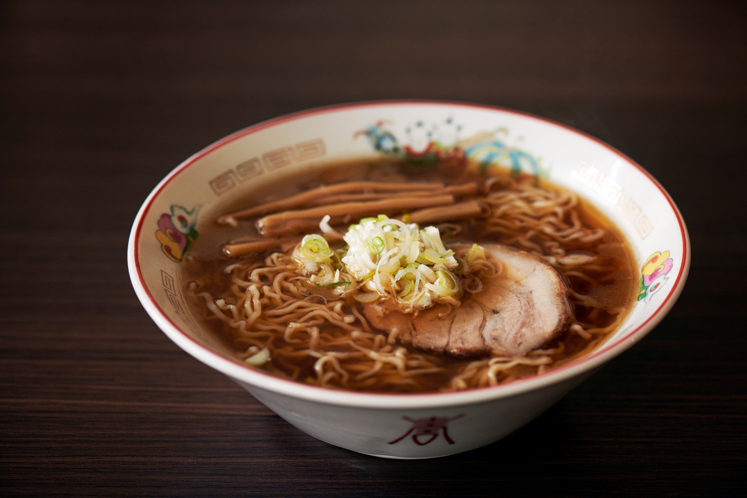 具材は県産豚バラ肉のチャーシューとメンマ、ネギのみというシンプルさ