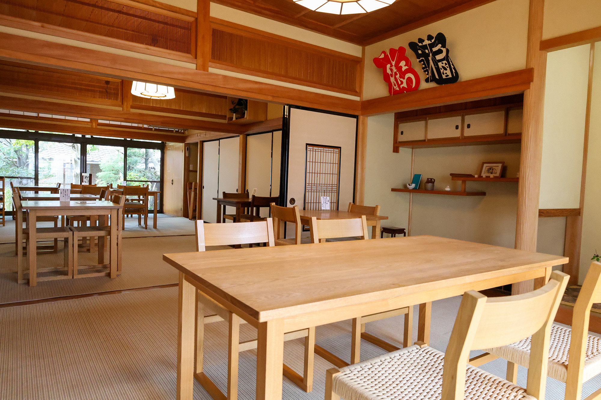 光が差し込む広々とした畳の和空間。木の温かみと静けさが、旅の疲れをほぐしてくれる