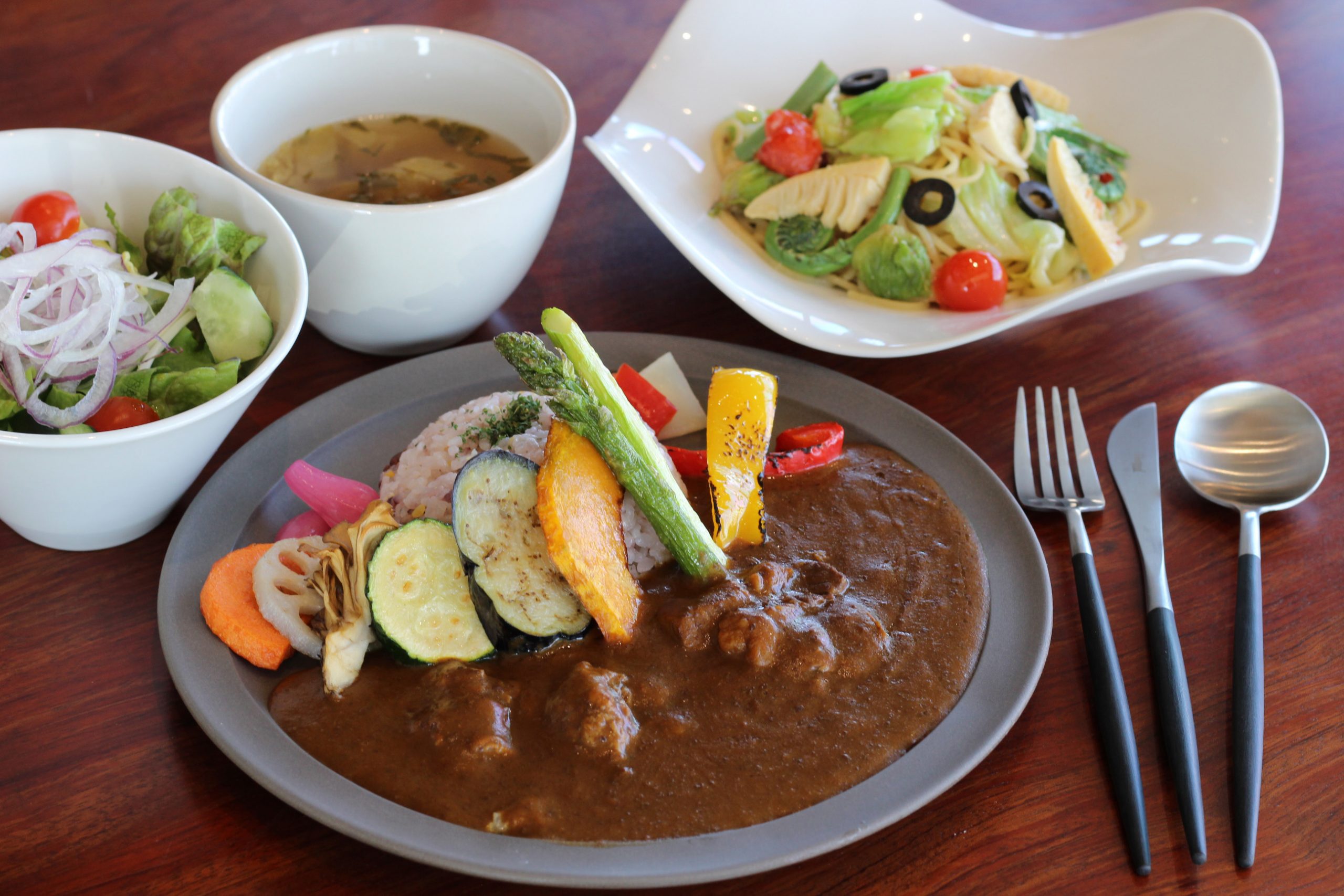 「彩り野菜と雑穀米の欧風スパイスカレー」、「週替わりパスタセット」（サラダ・スープ・デザートアイス付）